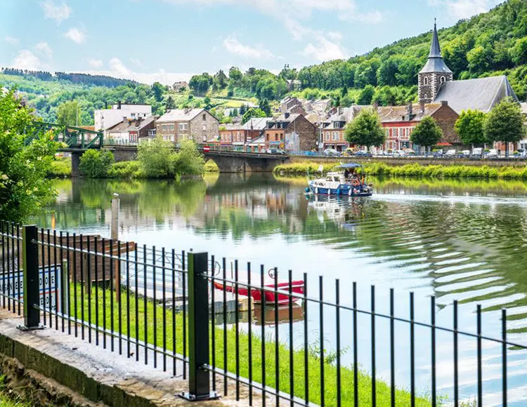 Bateau naviguant sur la Meuse